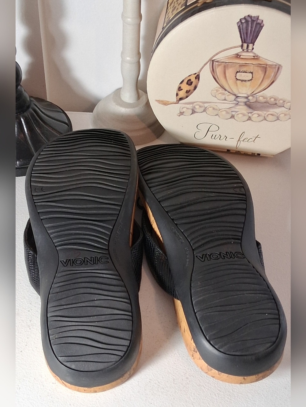 Vionic Black & Tan Thong Sandal Sz 7M NWT - Picture 6 of 8
